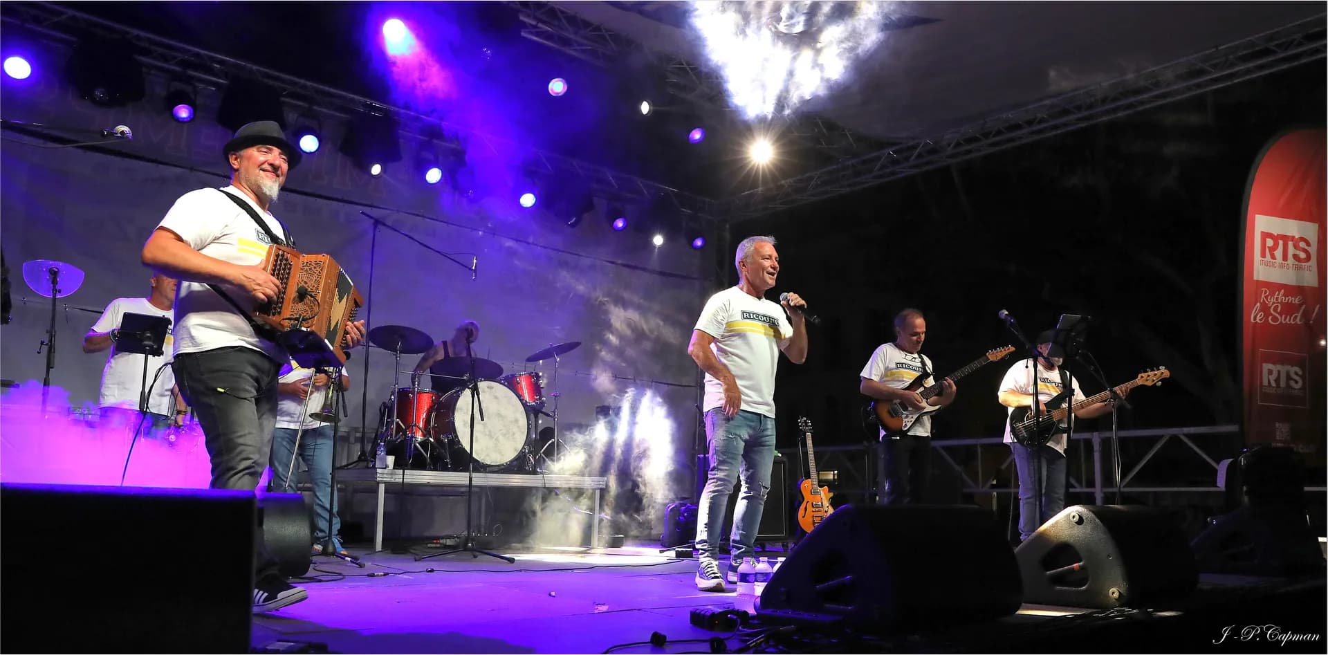 Ricoune en concert devant une foule en fete